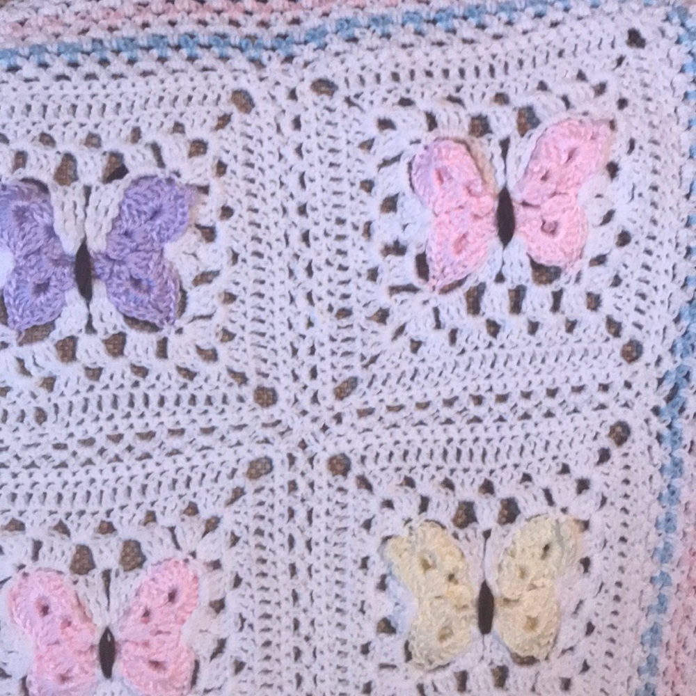 Knitted baby blanket from smoke free home - Picture 1 of 4